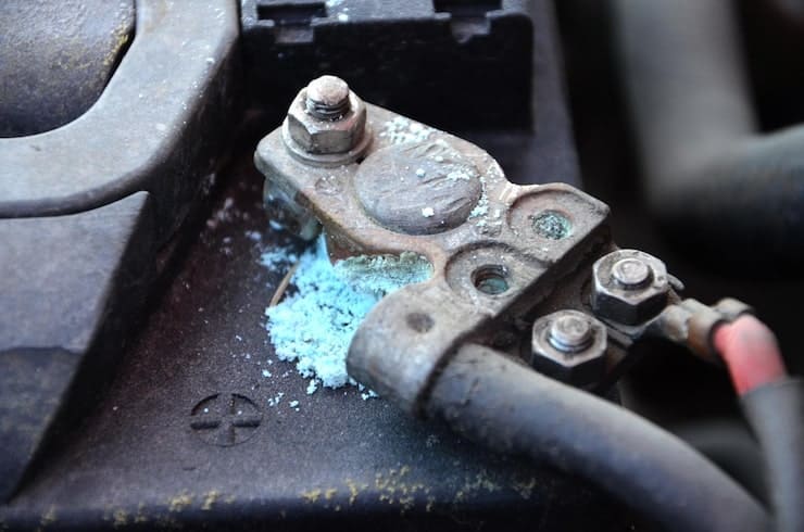 cosses mal serrées ou oxydées batterie à plat