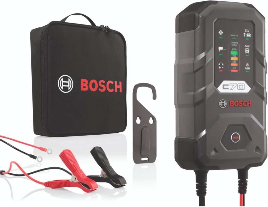 Chargeur Bosch C70 12V 24V vu de face avec ses câbles et ses pinces